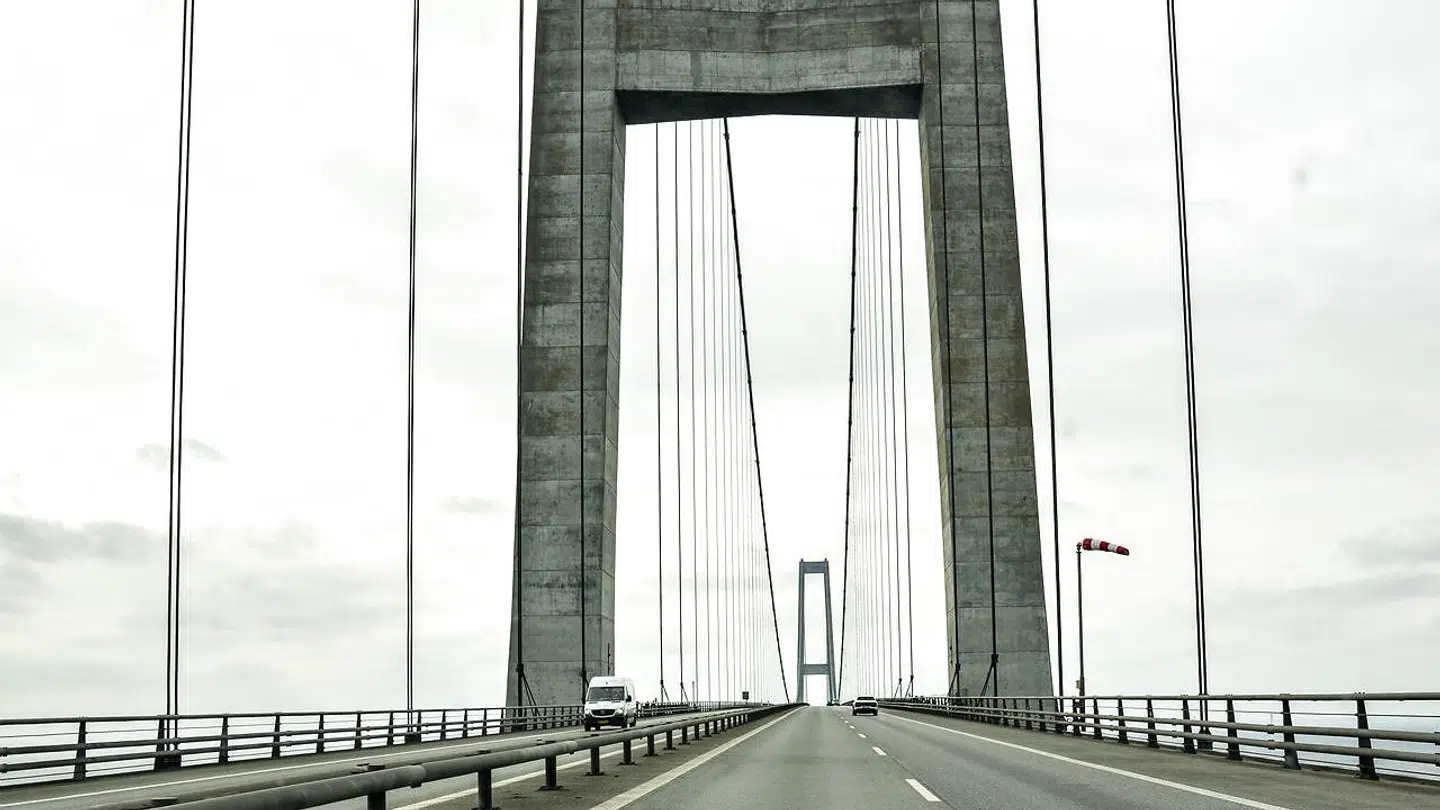 Onsdag morgen advarer Vejdirektoratet om, at der er kraftig vind på flere broen. Her Storebæltsbroen. (Arkivfoto)