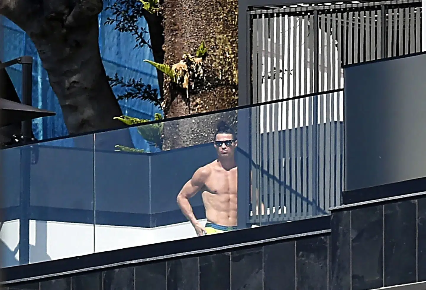 Cristiano Ronaldo påholder sig sit lejlighedskompleks i Funchal på Madeira.