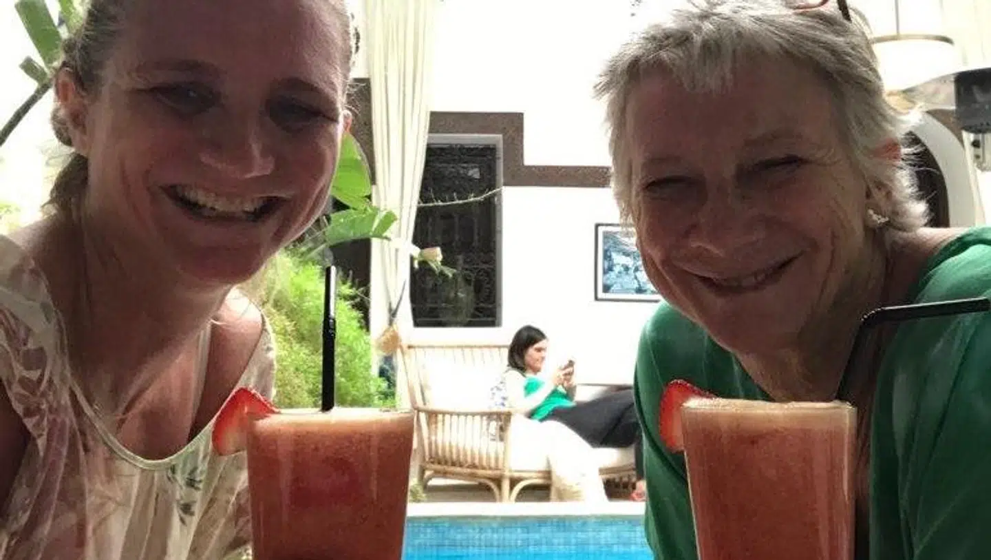 Sheila og hendes mor på deres hyggelige hotel i Marokko, da de endnu troede, de skulle have en hyggelig mor-og-datter-ferie sammen og var lykkeligt uvidende om det kaos, der ventede dem. (Privatfoto)