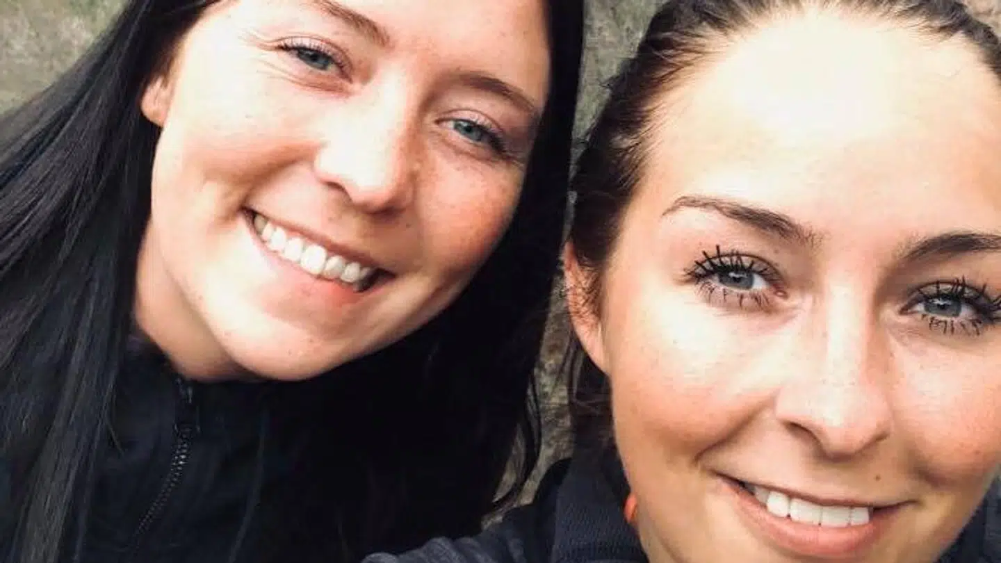 Camilla Jensen til højre og lillesøster Trine Jensen til venstre forholder sig roligt, selv om de lige nu er fanget i Marokko uden udsigt til at kunne komme hjem foreløbigt. (Privatfoto)