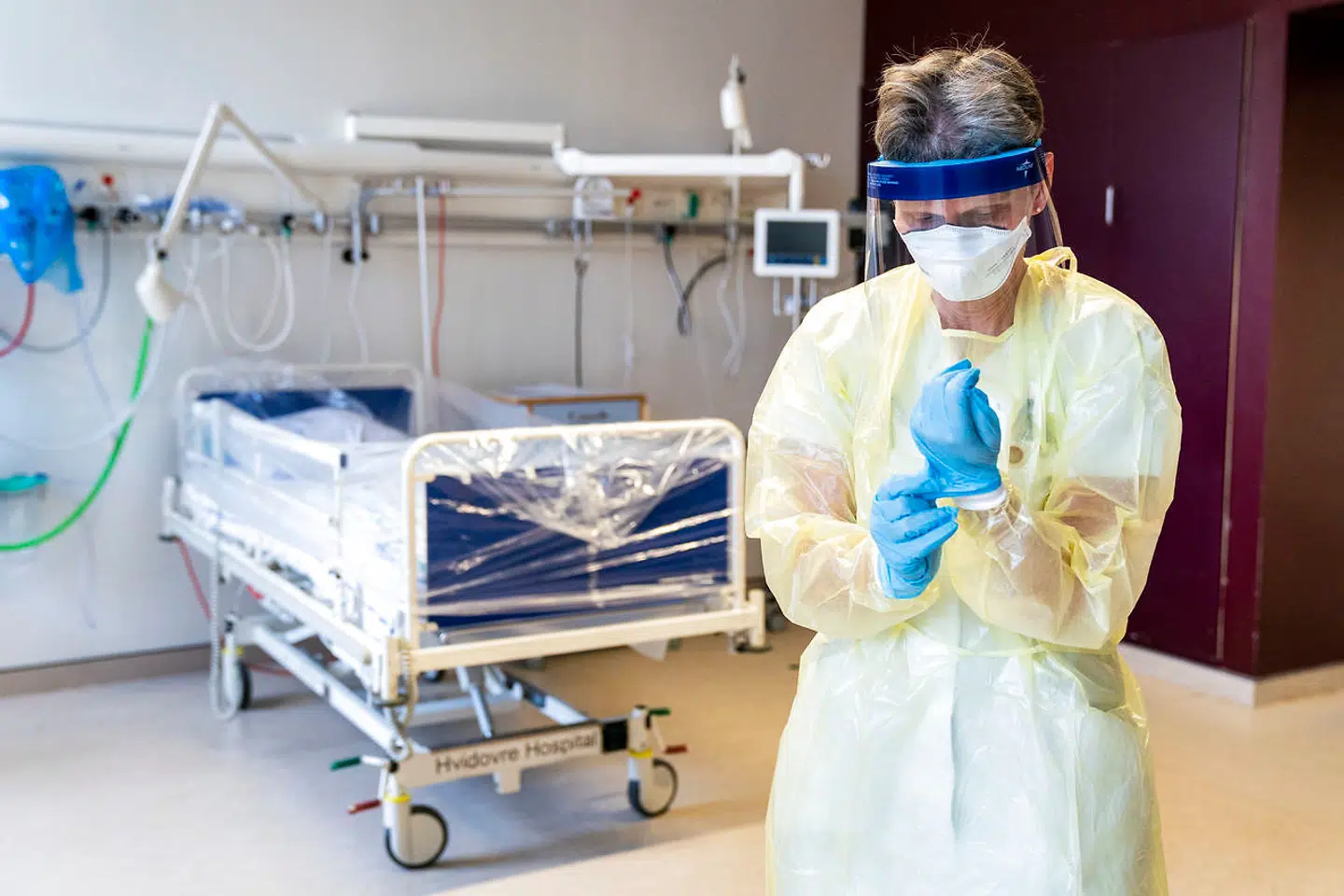 Ledende oversygeplejerske på infektionsmedicinsk afdeling, Helle Ingmer, ifører sig det beskyttelsesudstyr, som læger og sygeplejersker skal være klædt i, i tilfælde af at coronavirussen skulle sprede sig til Danmark, Hvidovre Hospital, onsdag den 29. januar 2020.