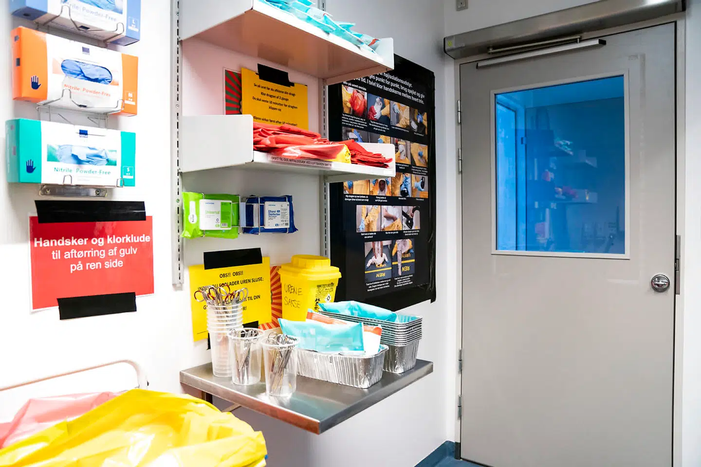 I tilfælde af at coronavirussen skulle sprede sig til Danmark, er patientstuer og udstyr klar på Hvidovre Hospital, onsdag den 29. januar 2020. Udslusningen fra isolationsstuerne er delt op for at sikre, at alt udstyr og beklædning, der har været udsat for smittefare, ikke kommer i kontakt med resten af hospitalet..