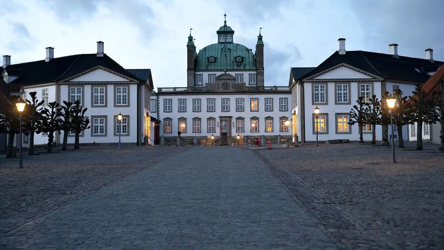 Dronningen opholder sig i disse dage på Fredensborg Slot. Det er også her, hendes tale tirsdag eftermiddag blev optaget, før den klokken 20 blev vist på landsdækkende tv..