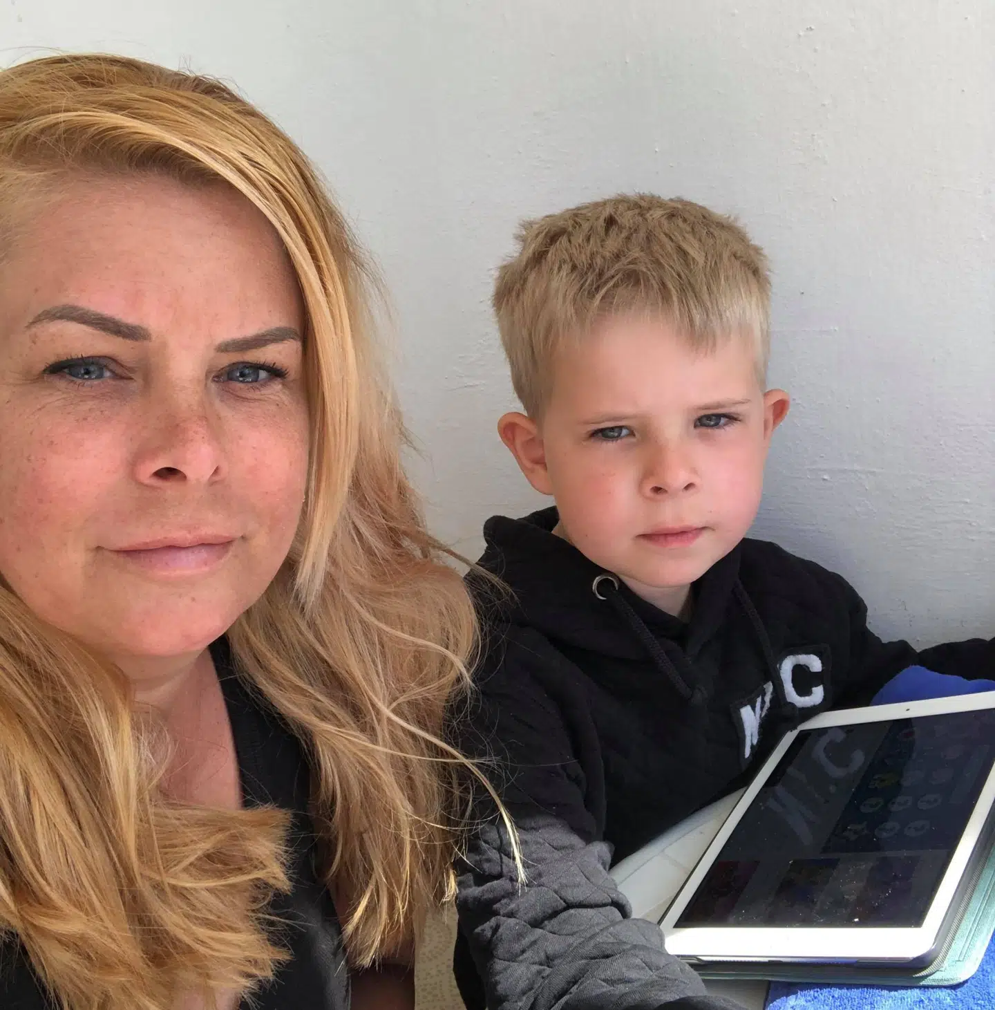Tina Skovgaard med sin søn på hotelværelset.
