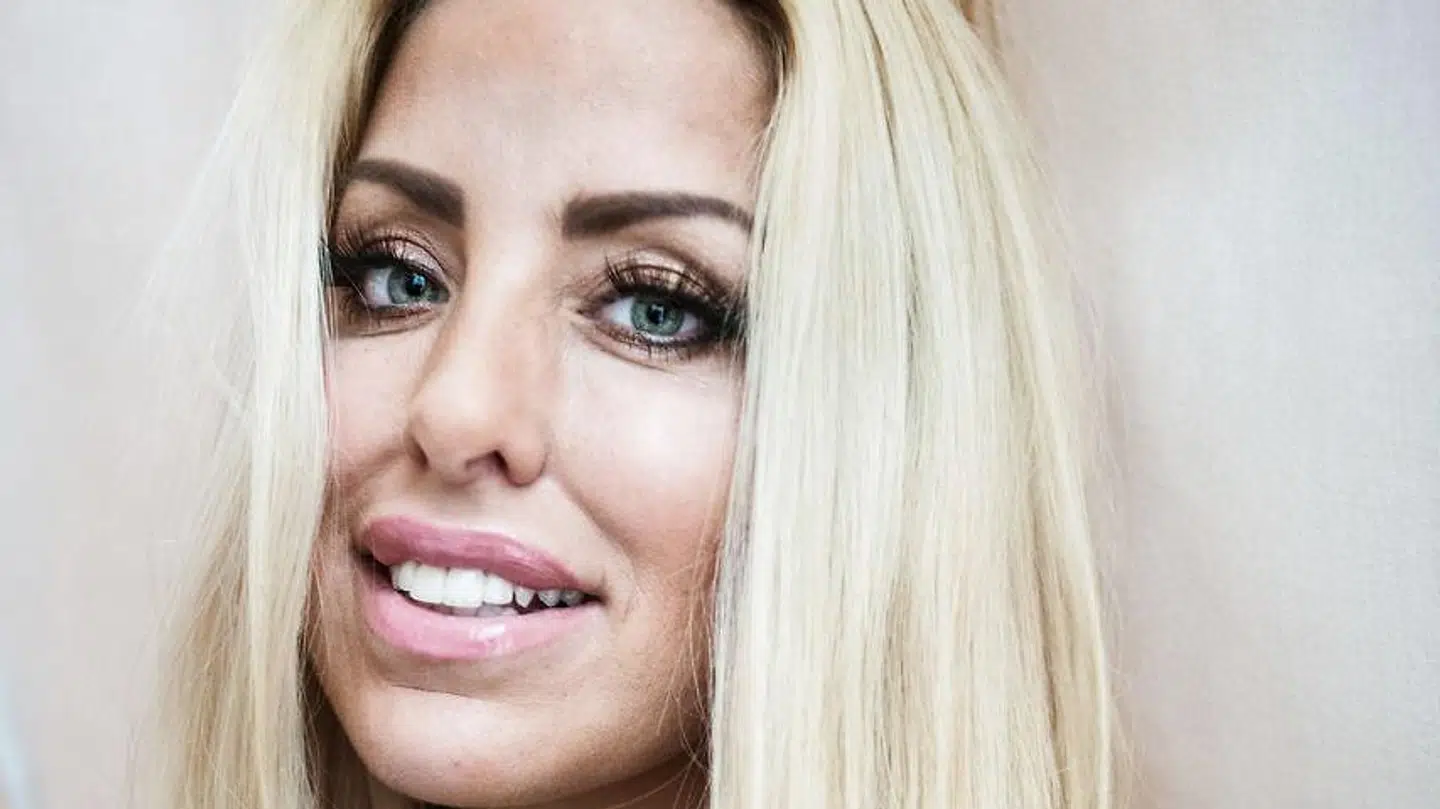 Sarah Louise Christiansen er igen single.