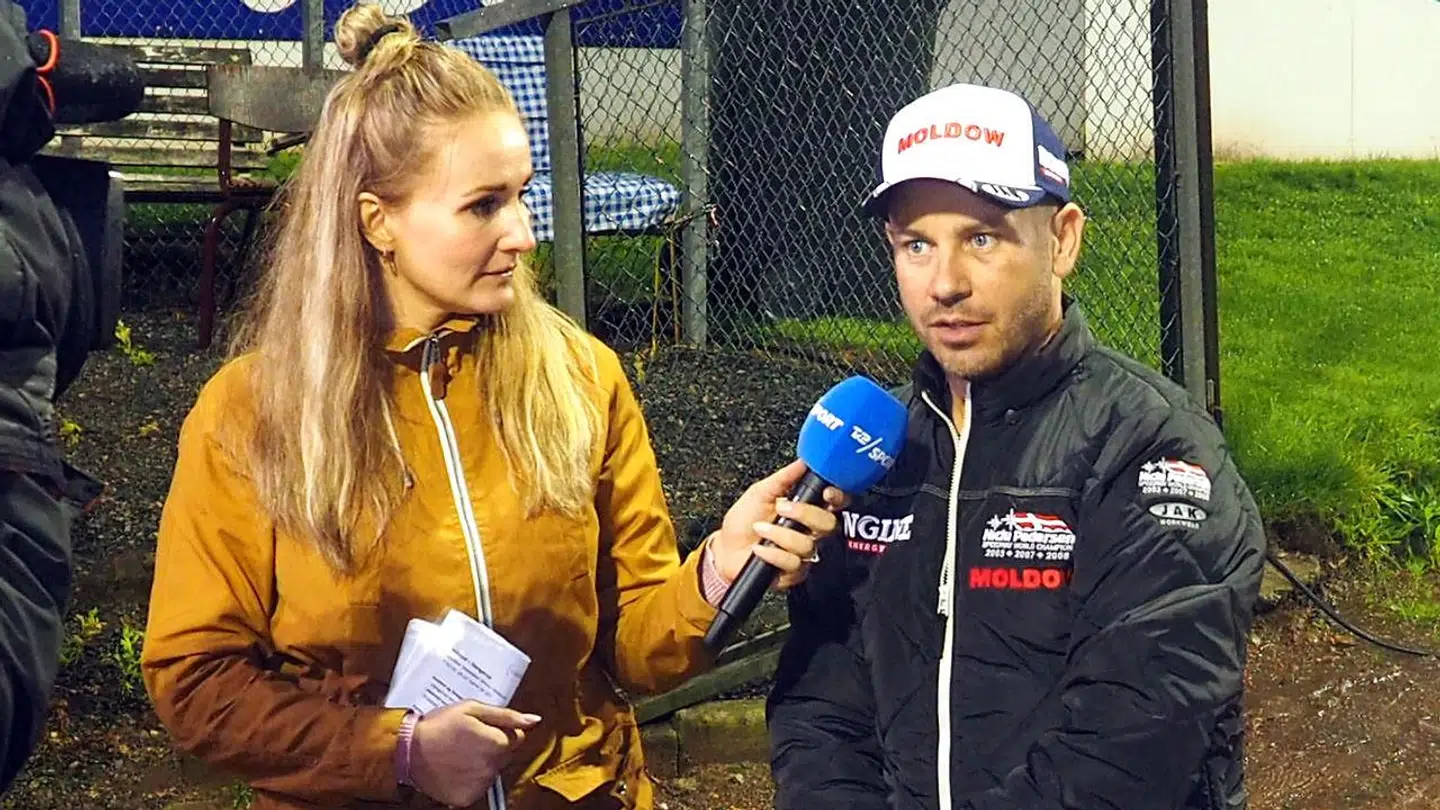 Stine Bjerre Mortensen arbejder til dagligt hos TV 2. Her under Danish Speedway League i september 2019.