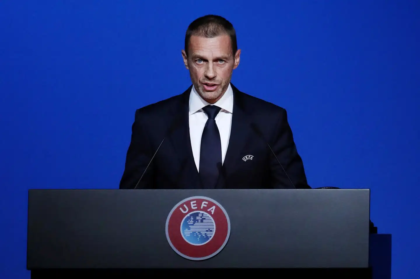 Uefa-præsident Aleksander Ceferin er angiveligt klar til at udskyde fodbold-EM, men regningen for det tabte arbejde skal deles af klubberne og ligaerne. (Arkivfoto) Yves Herman/Reuters