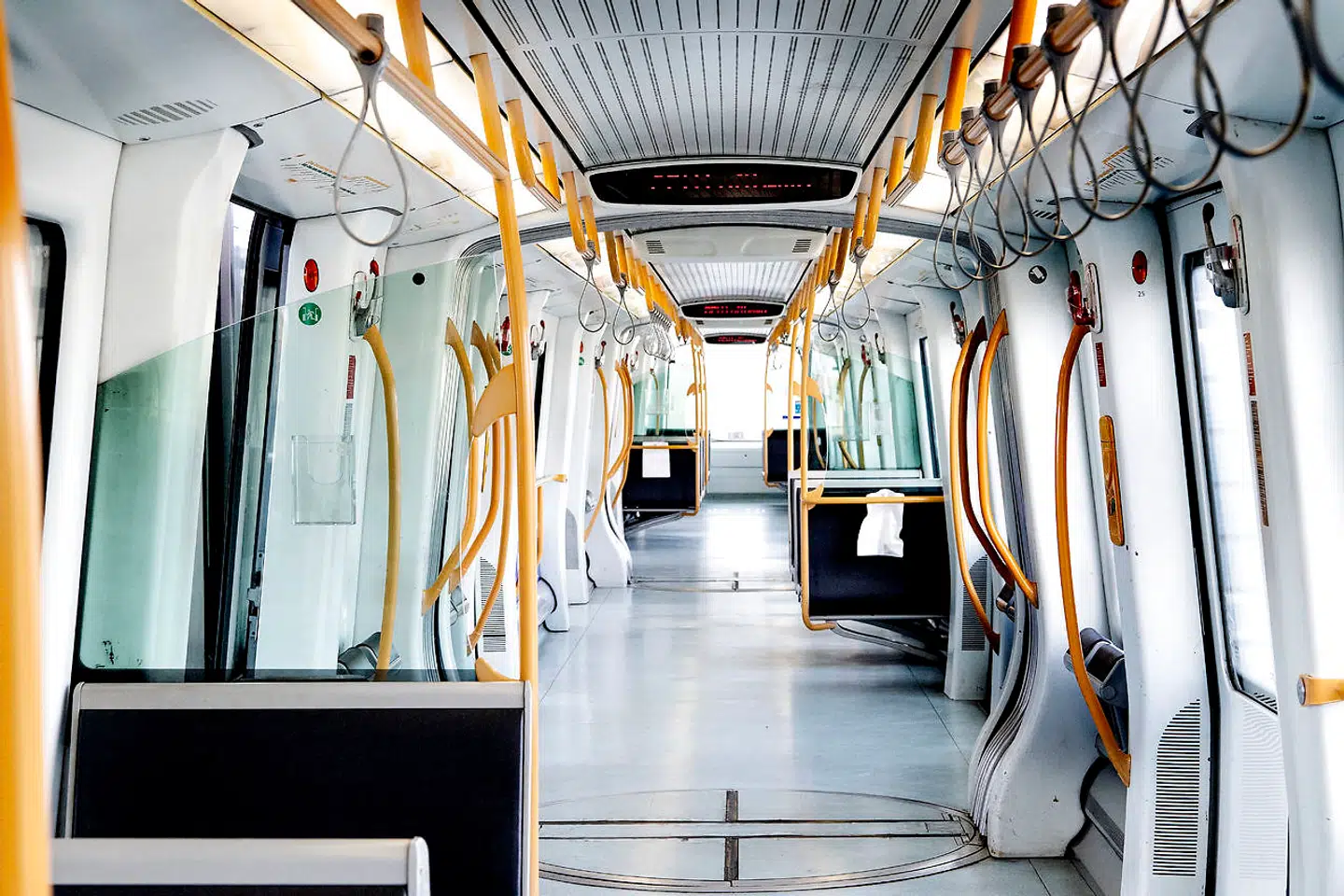 Danmark lukker ned pga af Corona-virus. Her er det et metrotog på vej mod lufthavnen mandag d. 16. marts 2020. Foto: Bax Lindhard/Scanpix