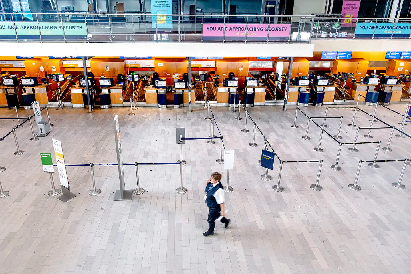 Danmark lukker ned pga af Corona-virus. Her er det Københavns Lufthavn hvor der var få gæster og god afstand, mandag d. 16. marts 2020. Foto: Bax Lindhardt/Scanpix