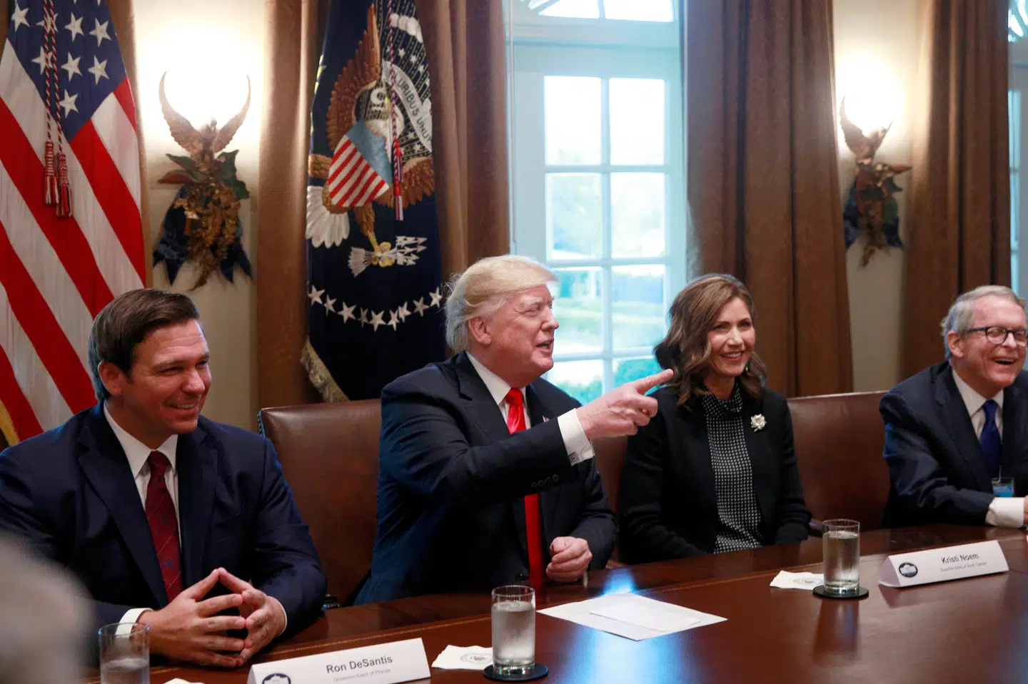 USA's præsident, Donald Trump, fraråder alle grupperinger over ti personer. Ohios guvernør, Mike DeWine (til højre), har valgt at udskyde Ohios primærvalg. (Arkivfoto.) Jim Young/Reuters