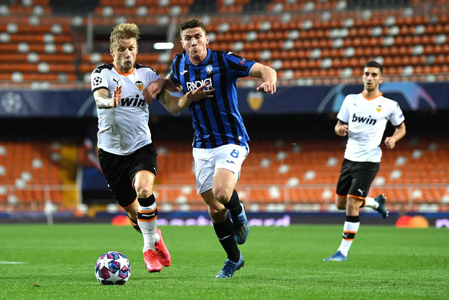 Valencias Daniel Wass (til venstre) spillede mod Atalanta og Robin Gosens i to kampe i Champions League. Nu er en tredjedel af Valencias førstehold smittet med coronavirus. Det vides ikke, om Wass er smittet, men han er i karantæne. Handout/Ritzau Scanpix