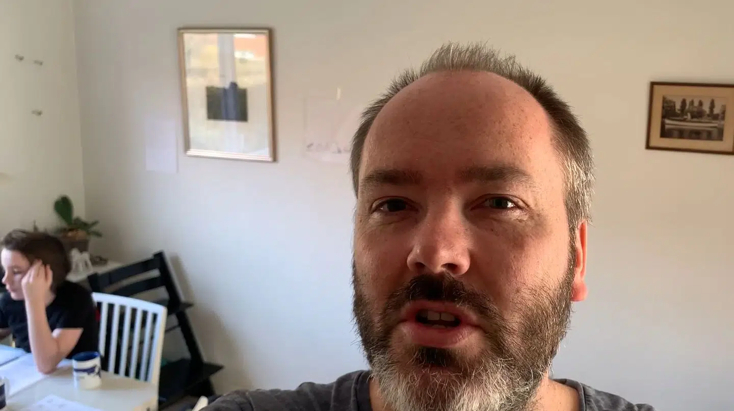 B.T.s journalist Peter Astrup arbejder hjemmefra og skal samtidigt få sine børn til at lave de lektier, som skolen sender ud på skoleintra. Det er ikke en pærelet opgave.