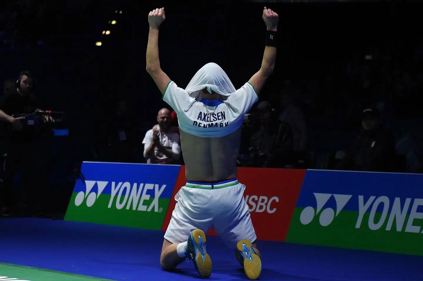 Viktor Axelsen jubler efter finalesejren ved All England-turneringen over Chou Tien Chen.