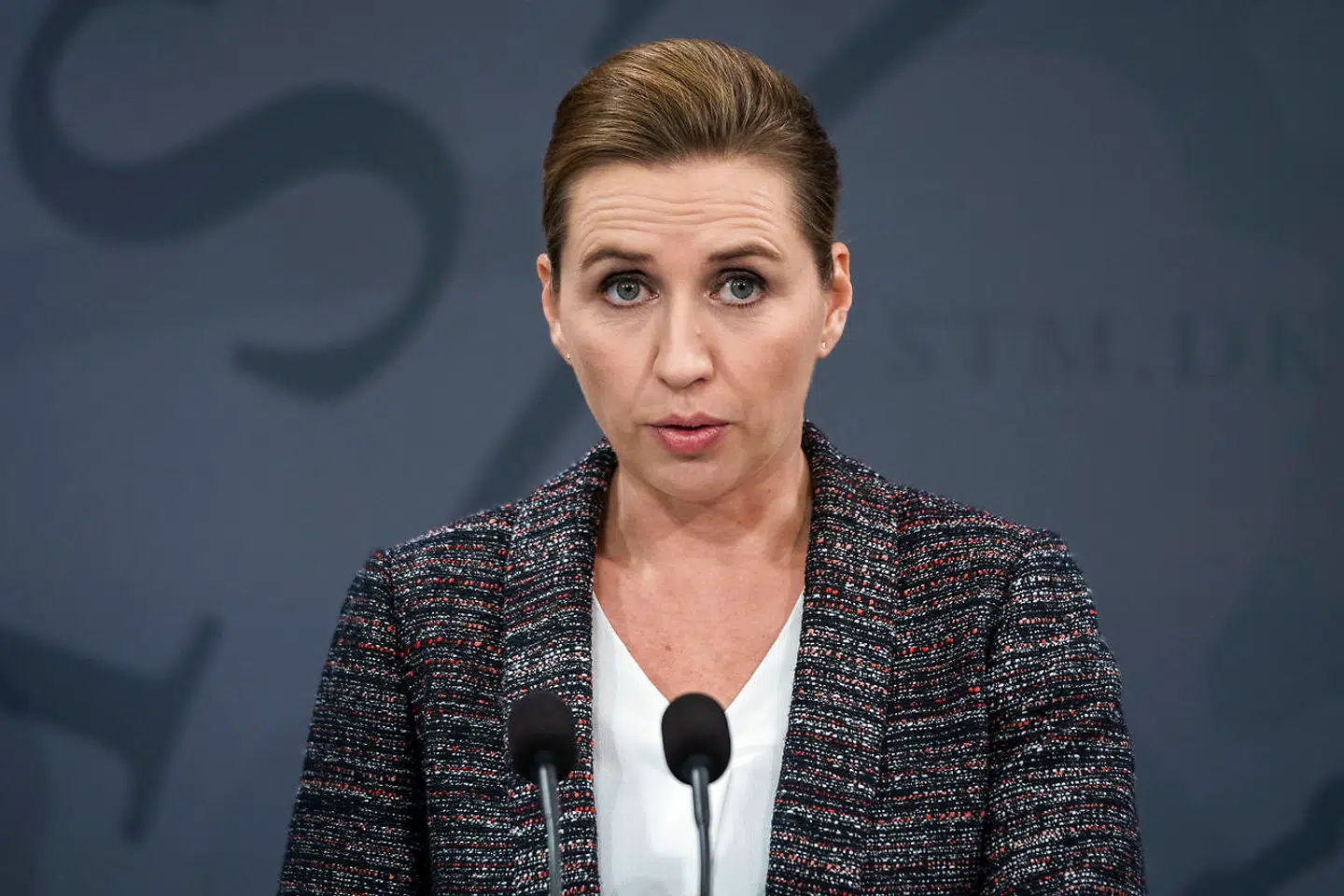 Statsminister Mette Frederiksen på et pressemøde i Statsministeriets spejlsal, fredag aften den 13. marts 2020. Regeringen bebudede midlertidig lukning af de danske grænser fra lørdag klokken 12. Det betyder, at der bliver indført grænsekontrol. Kontrollen gælder til og med påske, dvs. en måned. Det sker for at dæmme op for spredningen af coronavirus. (Foto: Martin Sylvest/Ritzau Scanpix)