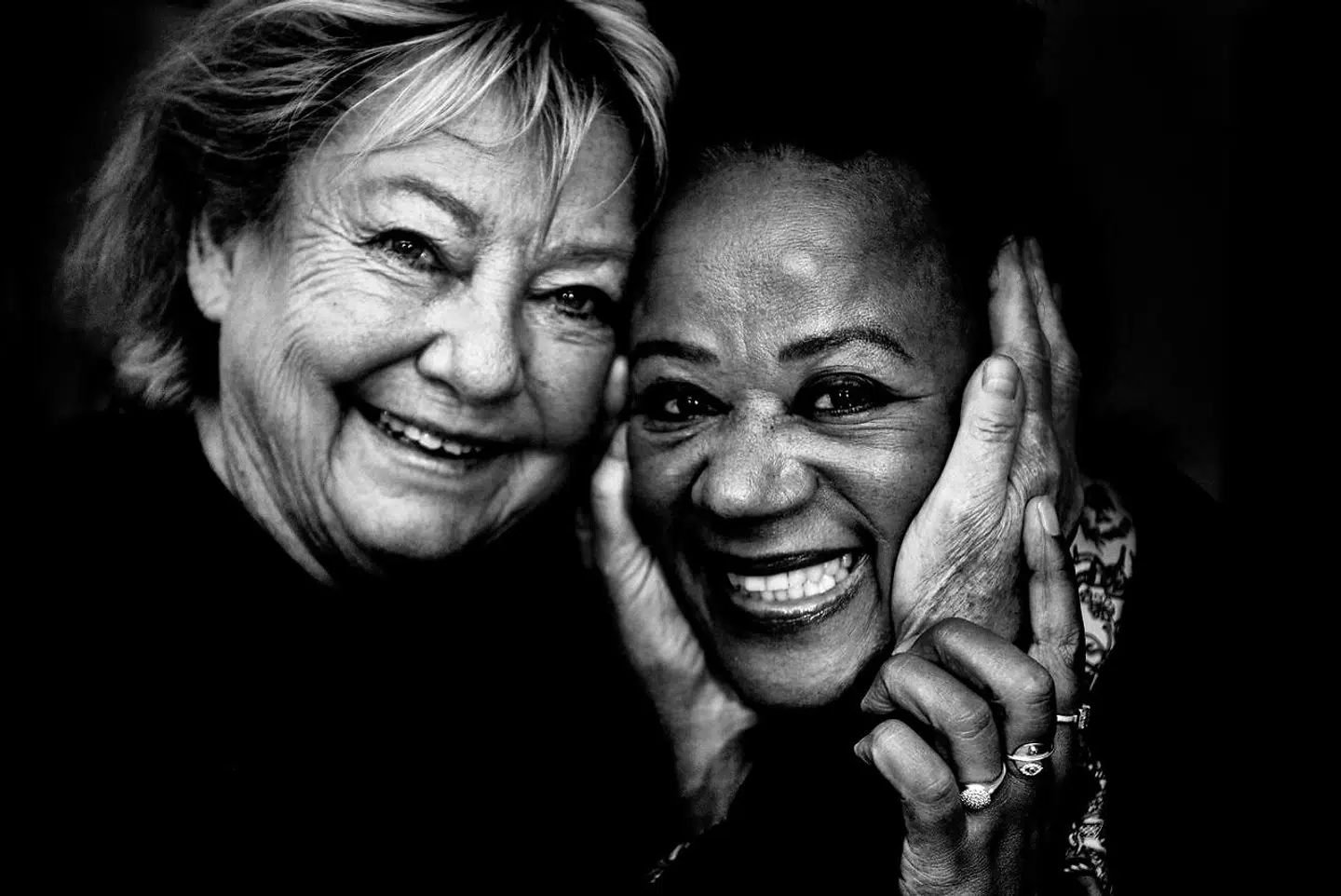 Karen Thisted med Hella Joof, som hun sidste år udgav samtalebogen 'Bryster skal hoppe når man hikker' med.