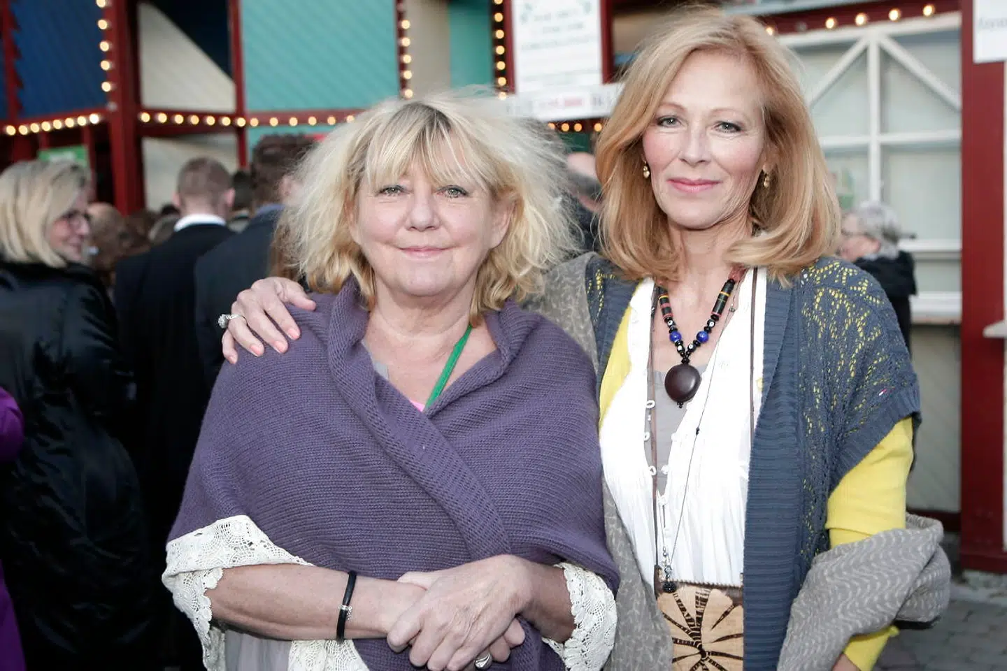 Veninderne Karen Thisted og Suzanne Bjerrehuus ved premieren på 'Cirkusrevyen' i 2012.