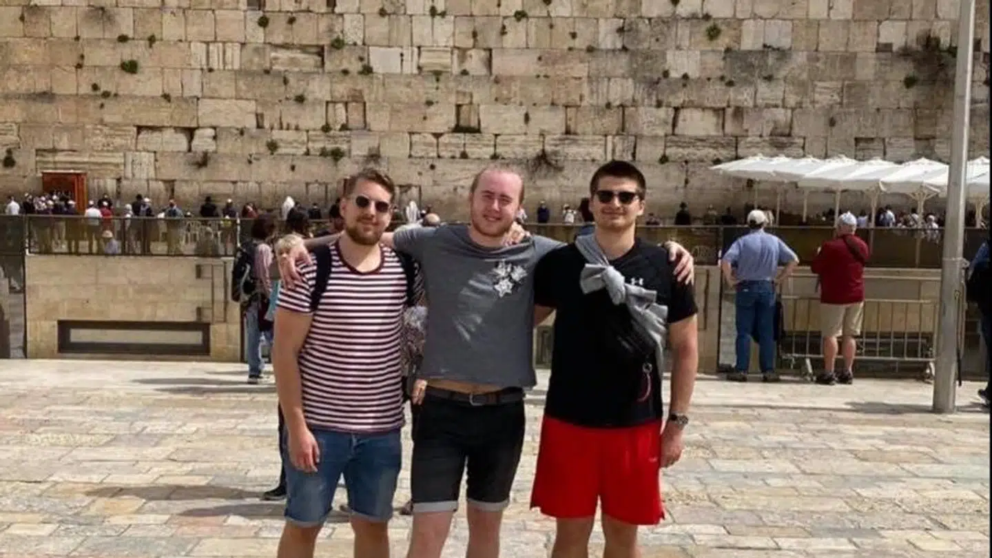 Vennerne fotograferet foran Grædemuren i begyndelsen af ferien, inden det stod klart, at de ville blive fanget i Israel. (Privatfoto)