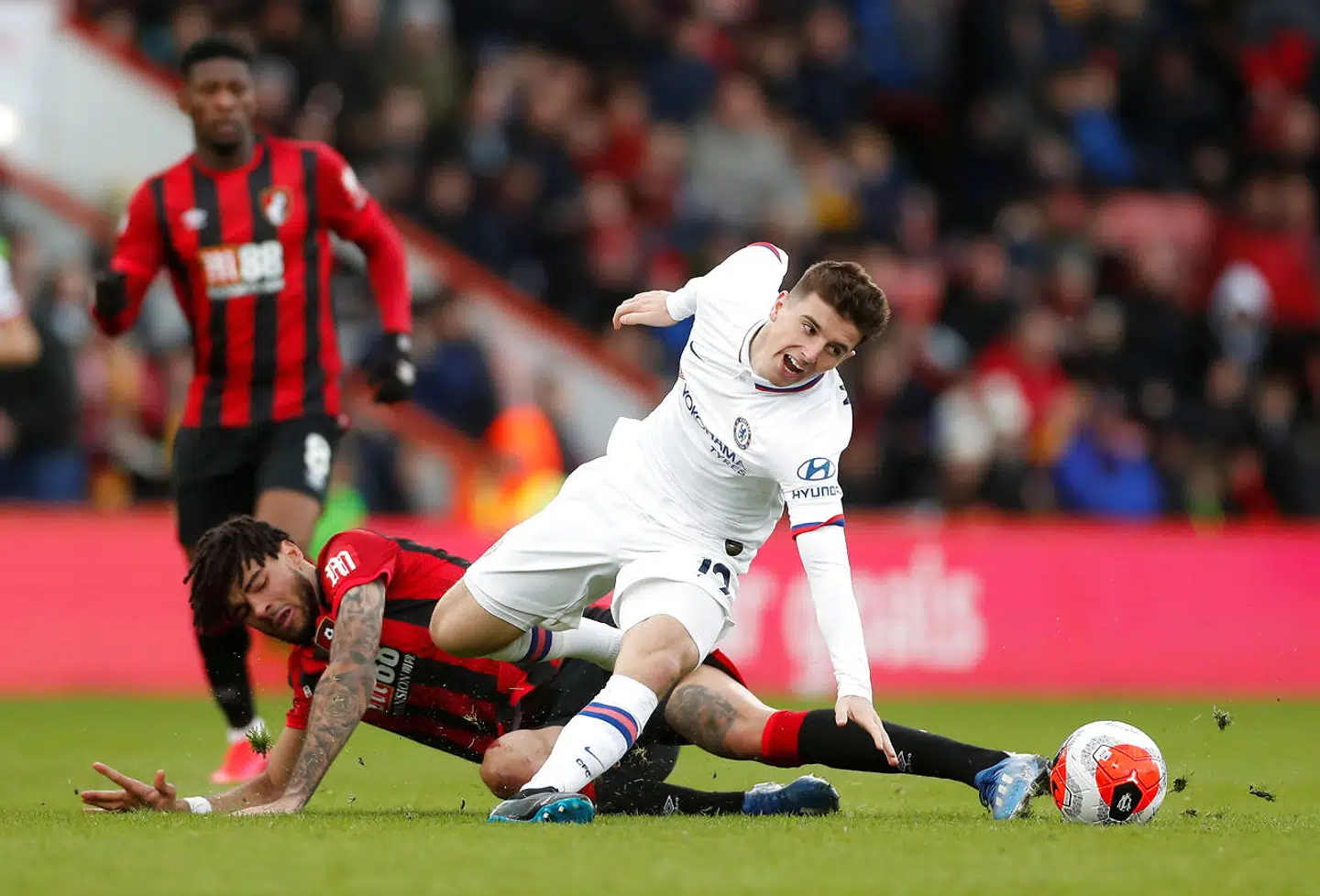 Mason Mount (forrest i billedet) i nærkamp med Bournemouth-danskeren Philip Billing.
