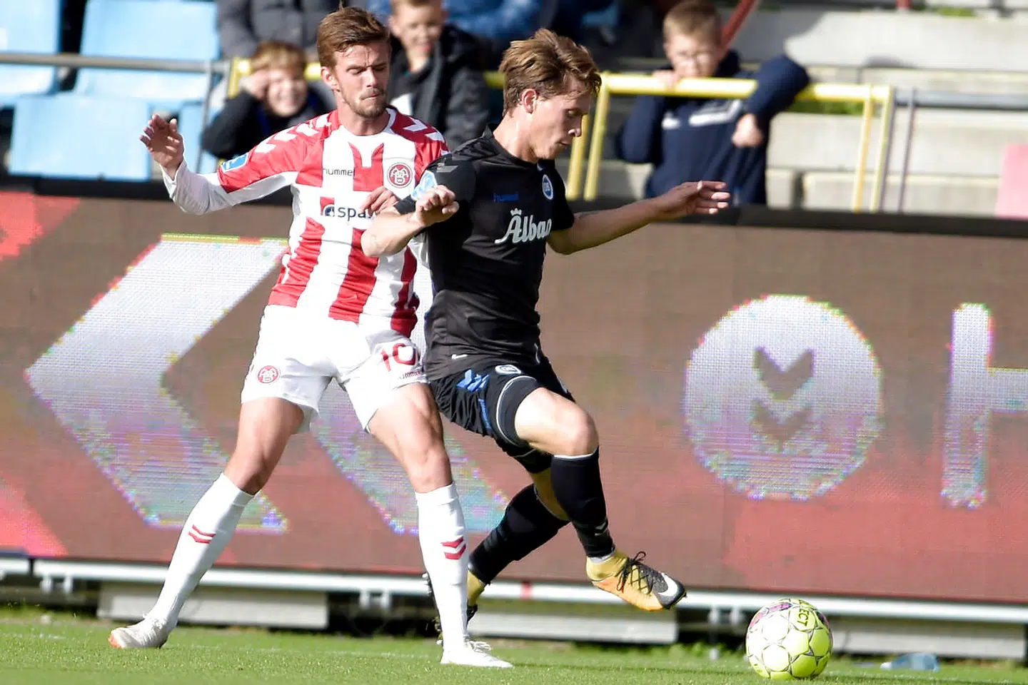 Ryan Johnson Laursen (th.) i aktion mod AaB og Lucas Andersen.
