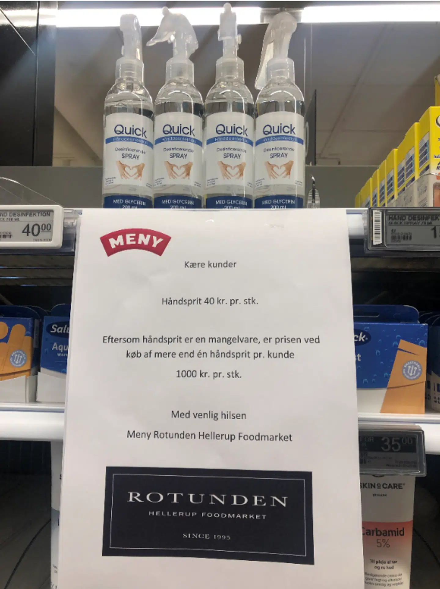 Rasmus Vejbæk-Zerr oplever, at folk har taget fem-seks bøtter med håndsprit. Foto: Privat.