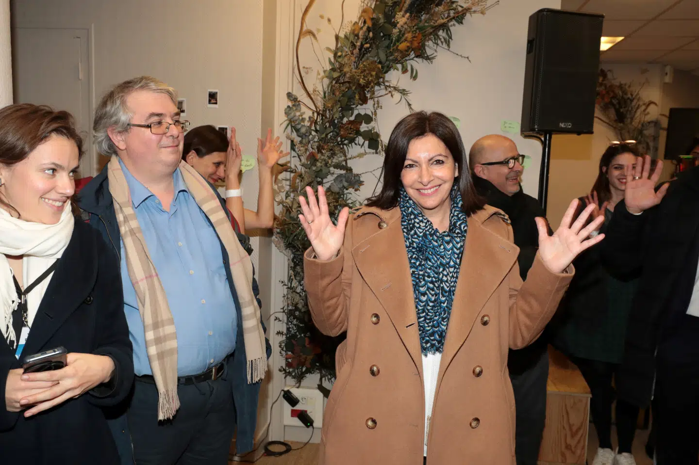 Anne Hidalgo, borgmesteren i Paris, bliver tiljublet i sit socialistiske valghovedkvarter søndag aften. Hun fik fleste stemmer i første runde af borgmestervalget i den franske hovedstad. Pool/Reuters