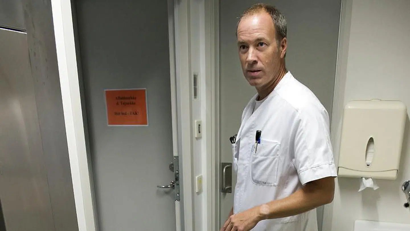 Overlæge, dr.med. Thomas Benfield ved Ebola-beredskab på Hvidovre Hospital i 2014. Thomas Benfield mener, at Iza Alfredsens advarsel er urealistisk.