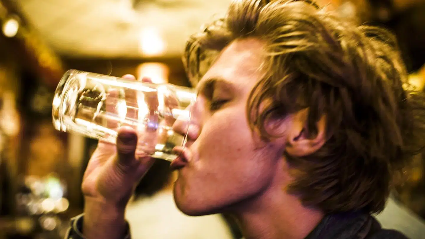 Forældre, der sætter grænser for deres børn, når det gælder alkohol, har ofte også børn, der drikker mindre. Derfor skal forældrene på banen, mener Alkohol & Samfund. (Arkivfoto)