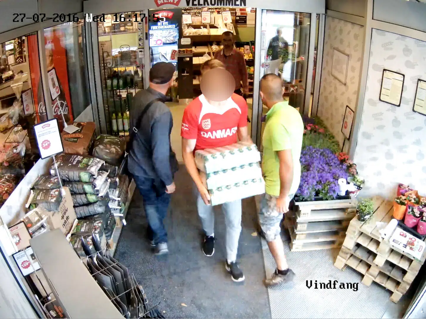 Overvågningsbilleder, hvor der bliver stjålet varer fra en af de to butikker, Brian Rosenstand har drevet.