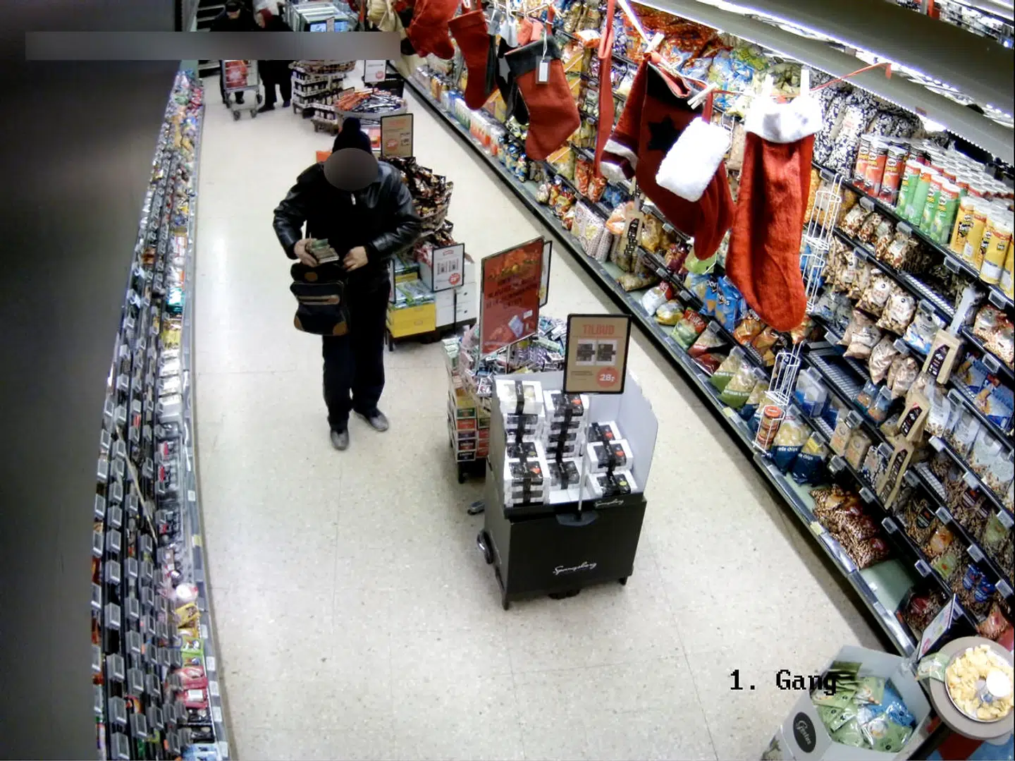 Overvågningsbilleder, hvor der bliver stjålet varer fra en af de to butikker, Brian Rosenstand har drevet.