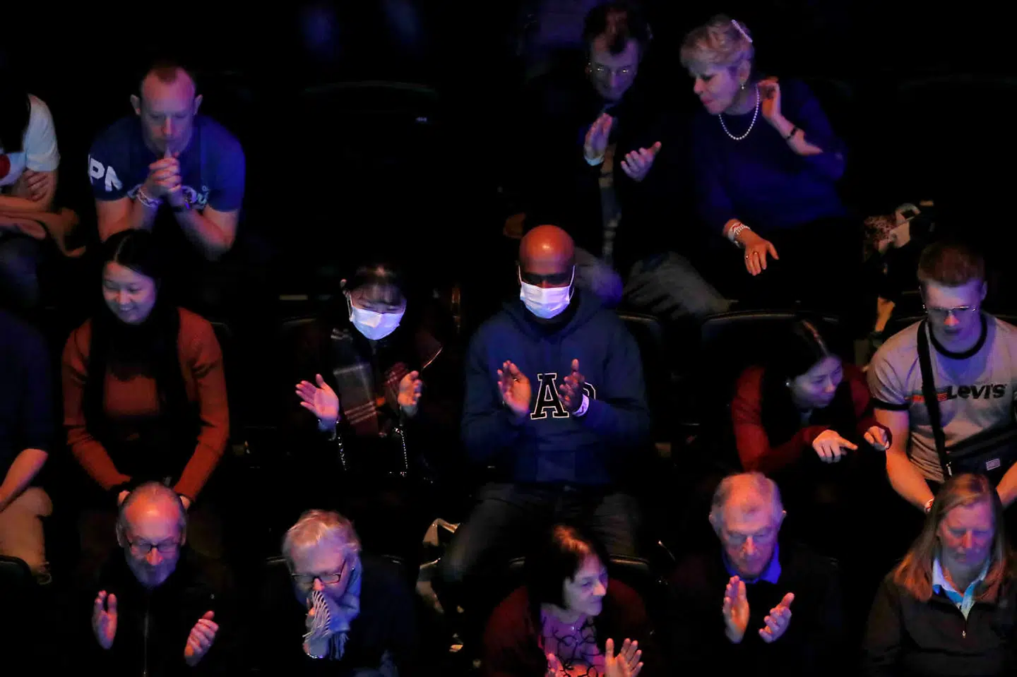 Tilskuere bar ansigtsmaske under lørdag eftermiddags semifinaler ved All England-badmintonturneringen i Birmingham.