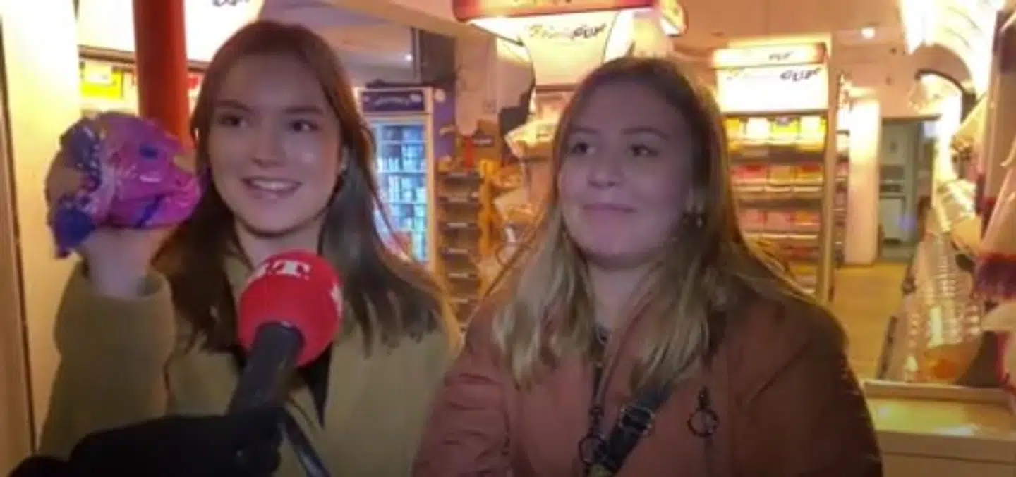 Malou og Line og deres pose bland-selv-slik.
