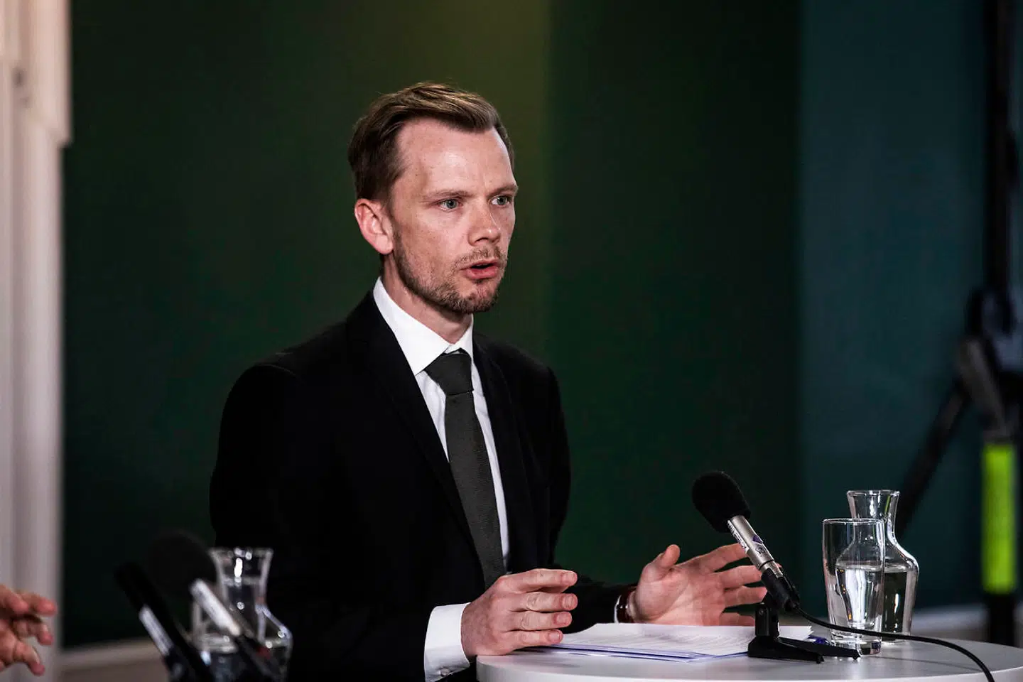 Erhvervsminister Simon Kollerup (S), finansminister Nicolai Wammen (S) og beskæftigelsesminister Peter Hummelgaard (S) (på billedet) holder pressemøde i Finansministeriet om yderligere økonomiske initiativer og status for den økonomiske situation torsdag den 12. marts 2020. Det sker efter statsminister Mette Frederiksen (S) i går lukkede landet yderligere, heriblandt skoler og daginstitutioner.. (Foto: Ólafur Steinar Rye Gestsson/Ritzau Scanpix)