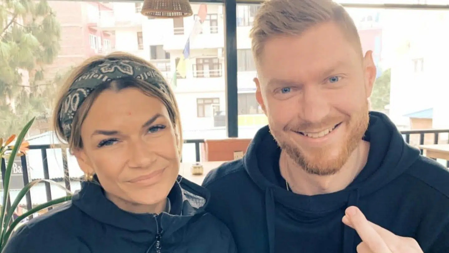 Rikke Gøransson og Kasper Kirkegaard krydser fingre for, at de må bestige bjerget lørdag.