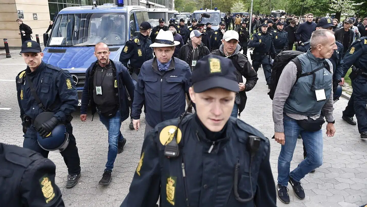 Stifteren af partiet Stram Kurs, Rasmus Paludan, er omgivet af politifolk døgnet rundt. Her ses han forlade Fælledparken onsdag den 1. maj 2019. (Foto: Mads Claus Rasmussen/Ritzau Scanpix)