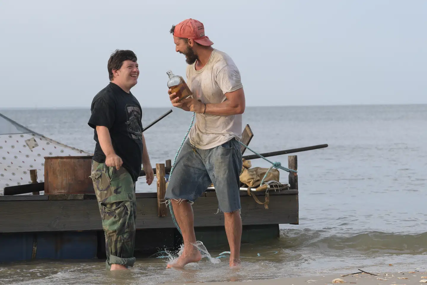 Zack Gottsagen og Shia LaBeouf som det umage par på flugt i »The Peanut Butter Falcon«.