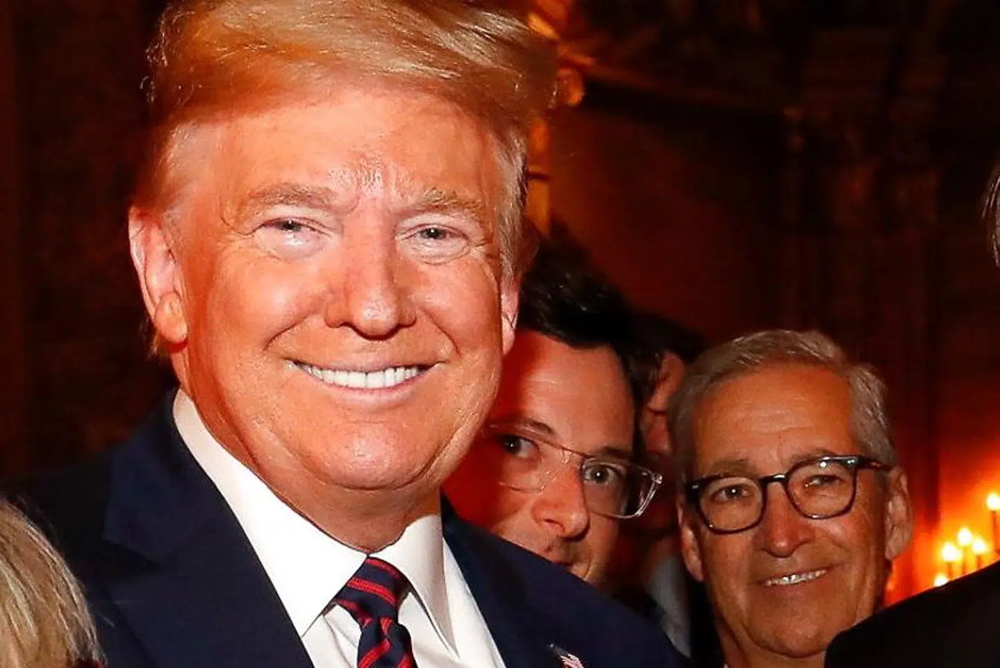 Trump tæt på coronavirus. Lige over præsidentens skulder ses Fabio Wajngarten, der nu har testet positiv for Coronavirus. Dette foto er blot fem dage gammelt. Wajngarten er den brasilianske præsident Jair Bolsonaros pressesekretær.