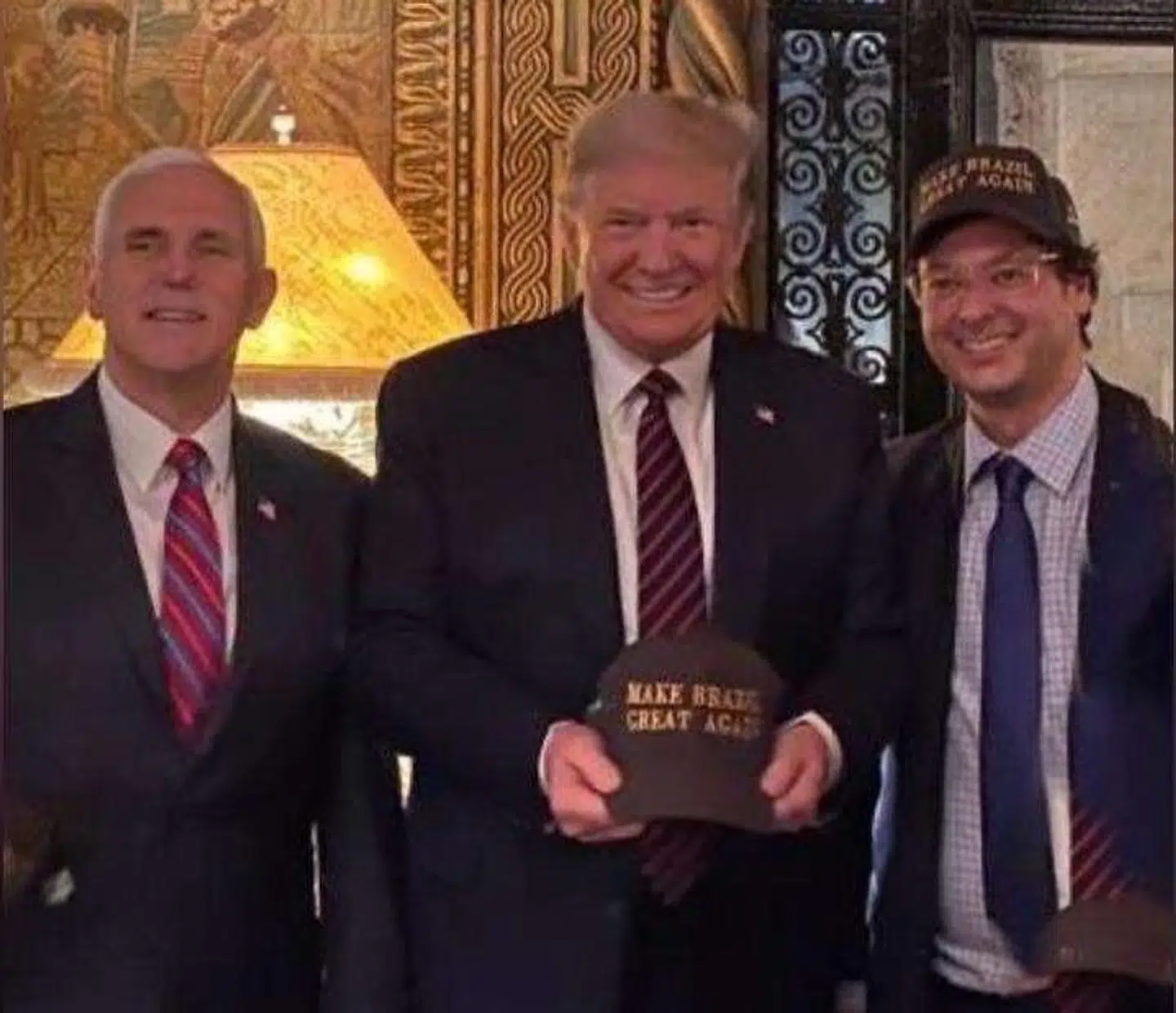 Mike Pence og Donald Trump kom i weekenden helt tæt på den brasilianske coronavirus-patient Fabio Wajngarten. Hverken Trump er Pence er endnu blevet testet.