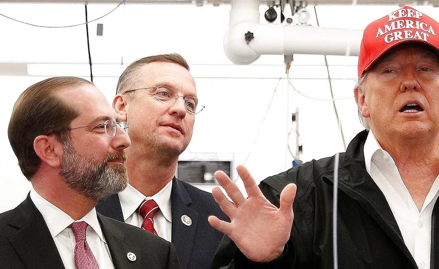Undet fredagens besøg på det amerikanske forskningsinstitut Center for Disease Control, kom Trump også helt tæt på sin gode ven kongresmedlem Doug Collins (i midten), der nu er under observation for Coronavirus.
