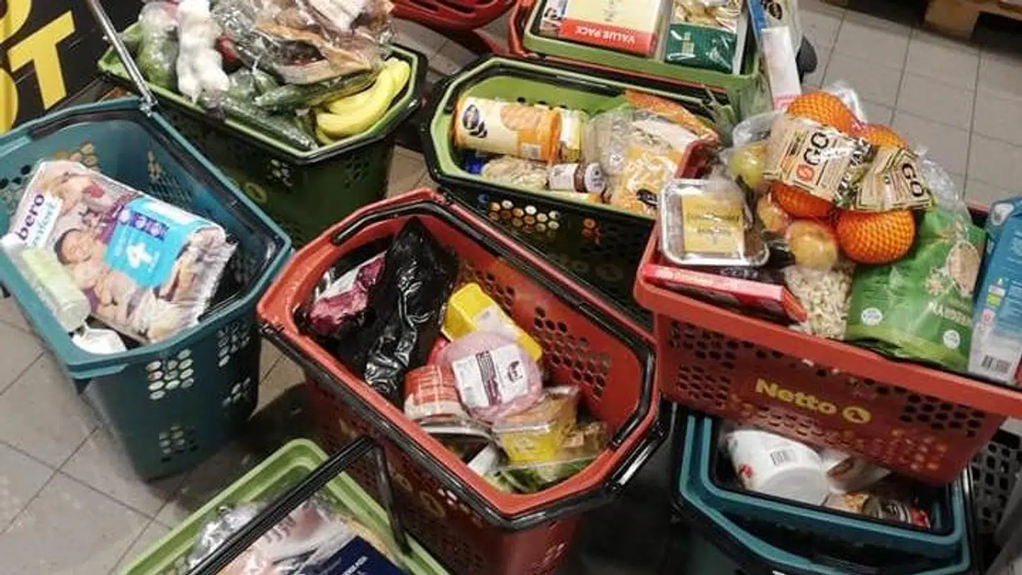Et billede fra Netto i Gentofte, hvor kunder har efterladt kurve proppet med mad.