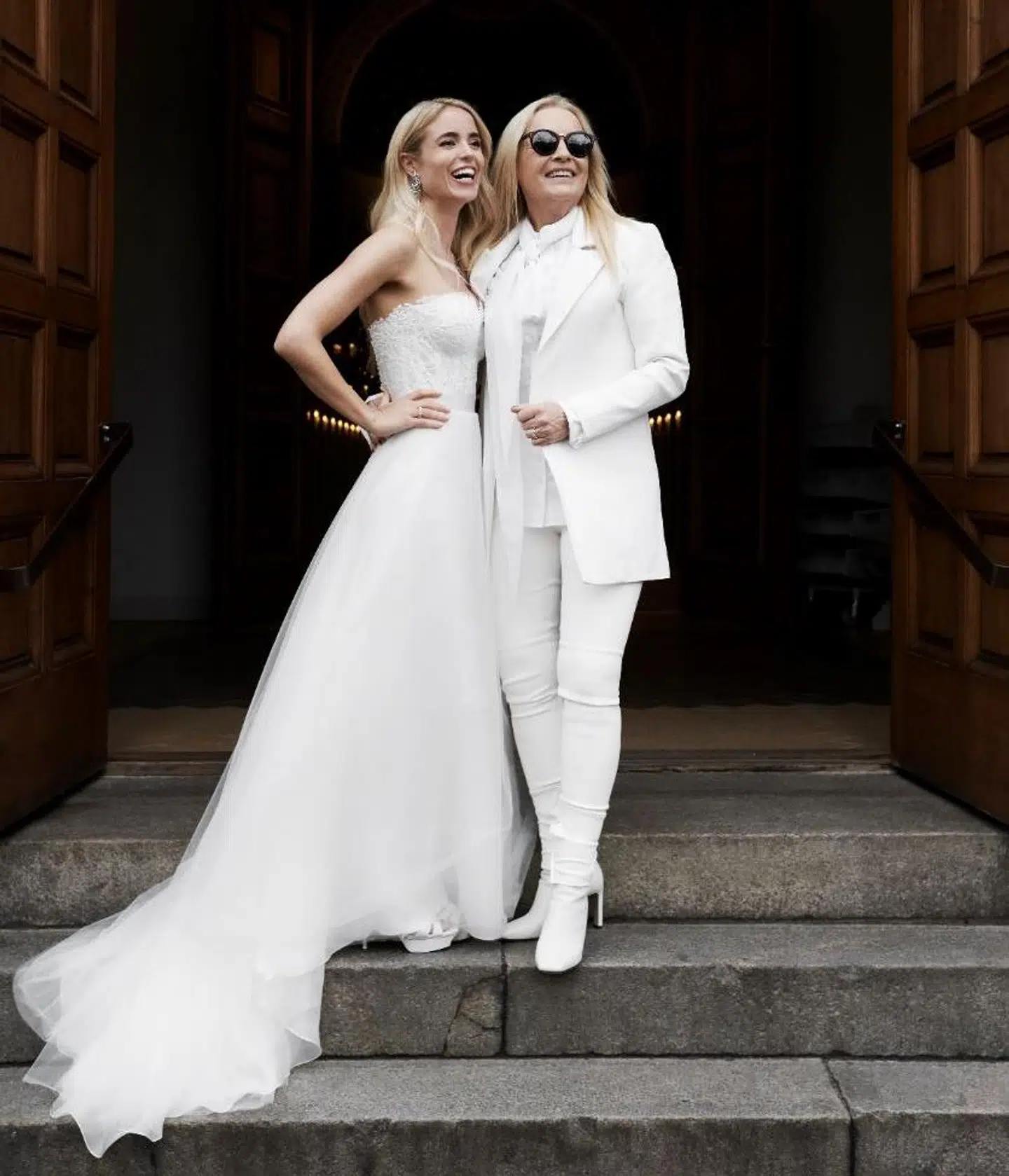 Kathrine og Anne Kjær Linnet ved deres bryllup i december.