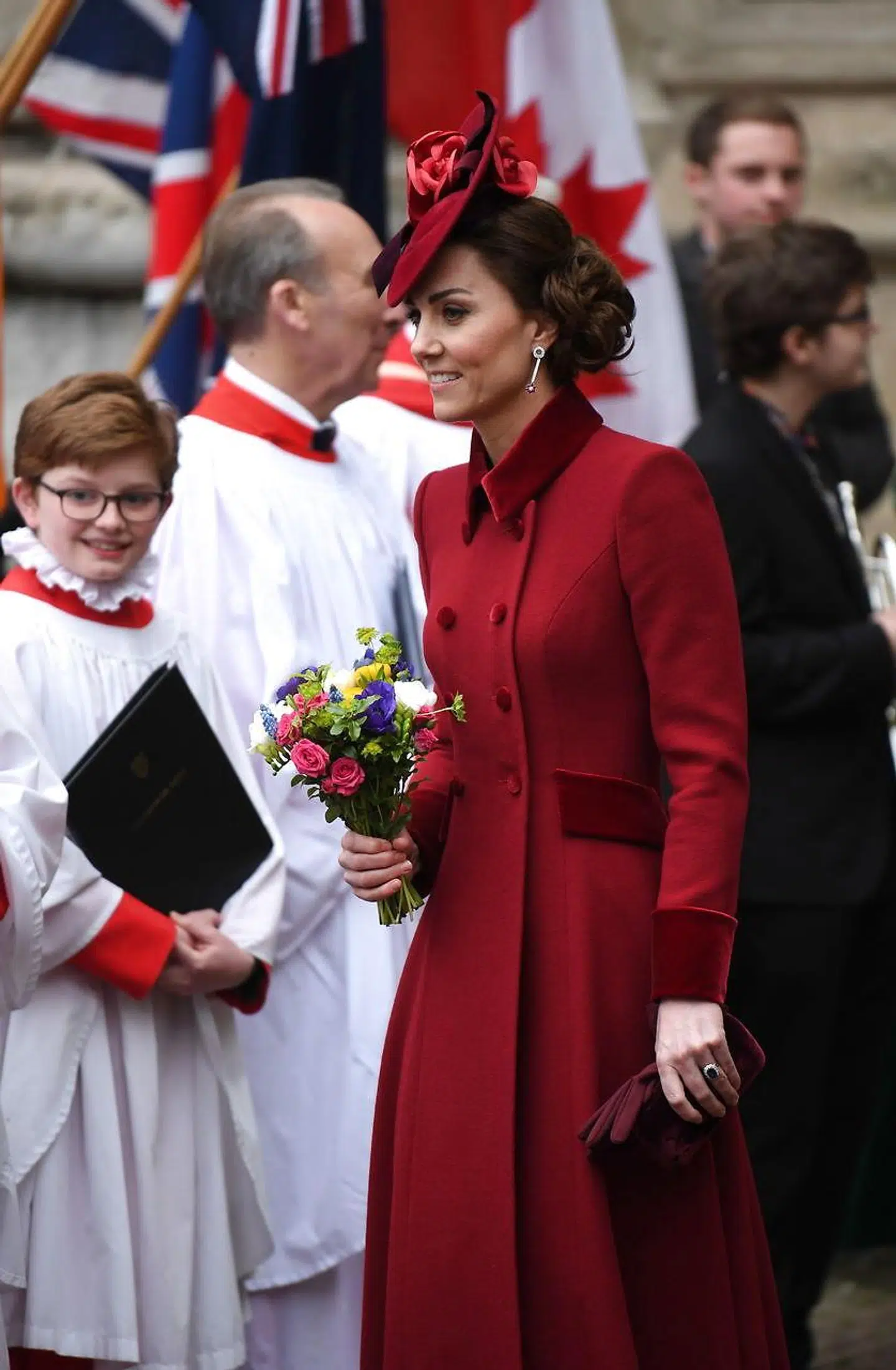 Hertuginden af Cambridge, Kate, var klædt helt i rødt ved mandagens gudstjeneste i Westminster Abbey.