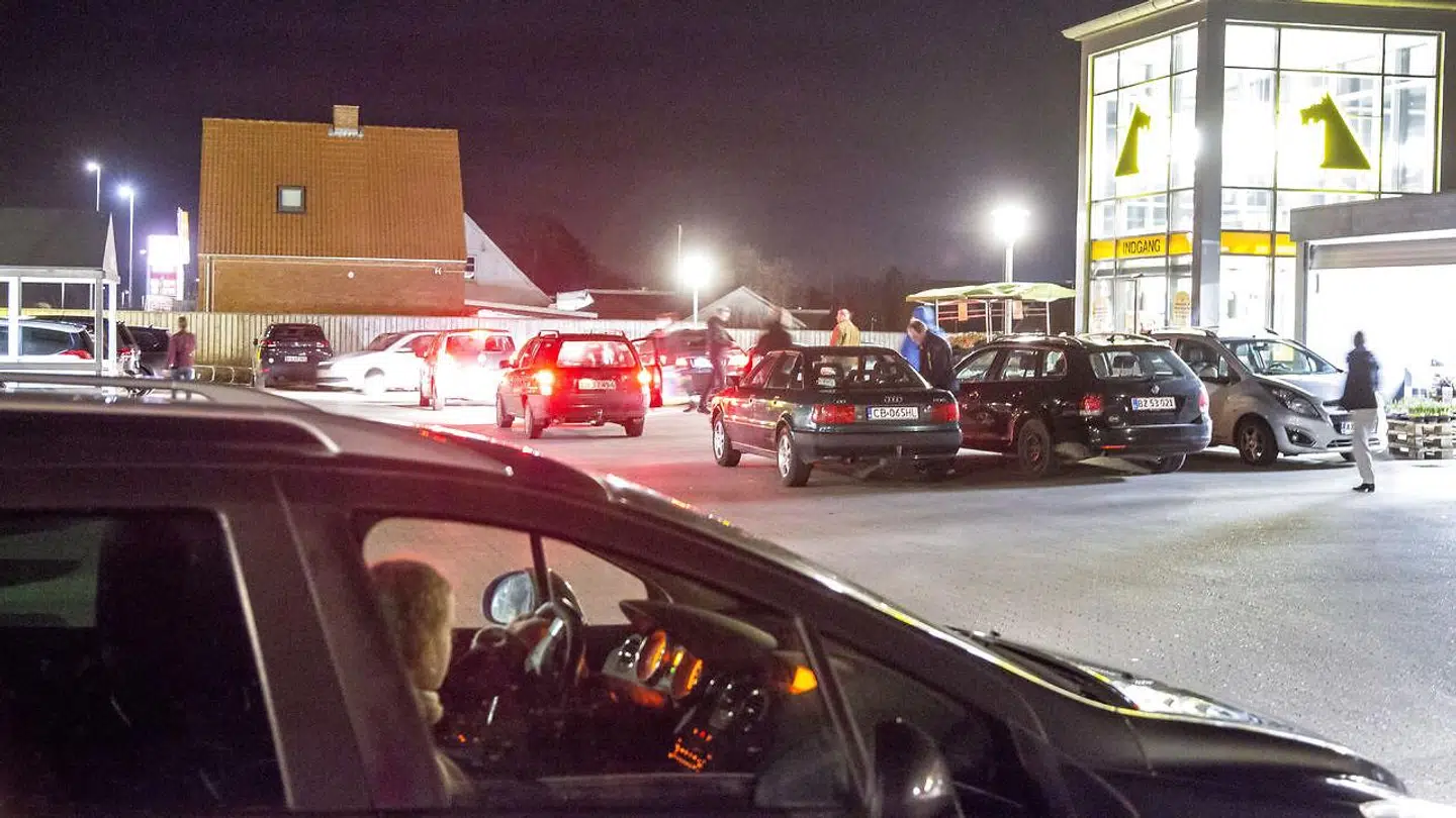Folk parkerer foran indgangen til Netto i Ringsted efter statsministerens pressemøde, onsdag den 11. marts 2020.