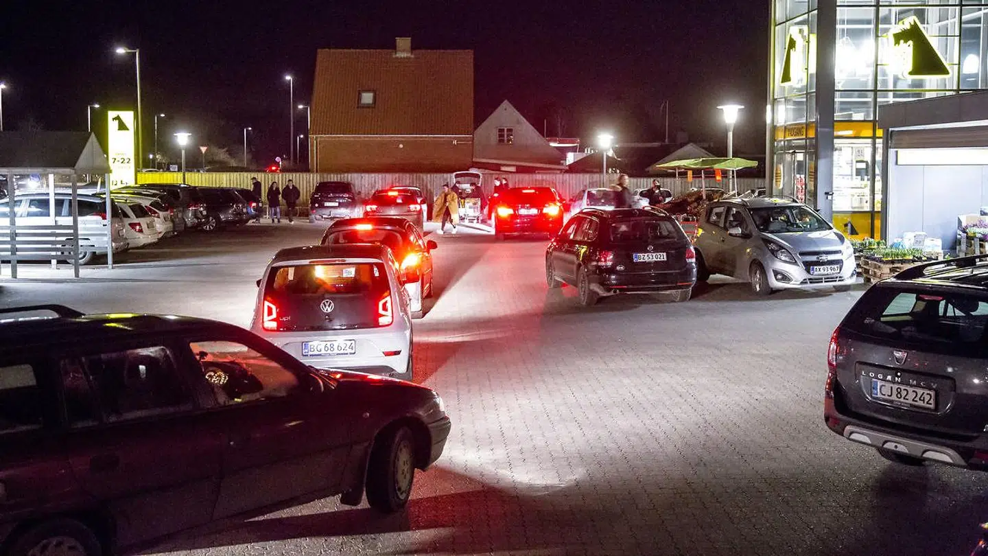 Folk parkerer foran indgangen til Netto i Ringsted efter statsministerens pressemøde, onsdag aften den 11. marts 2020.