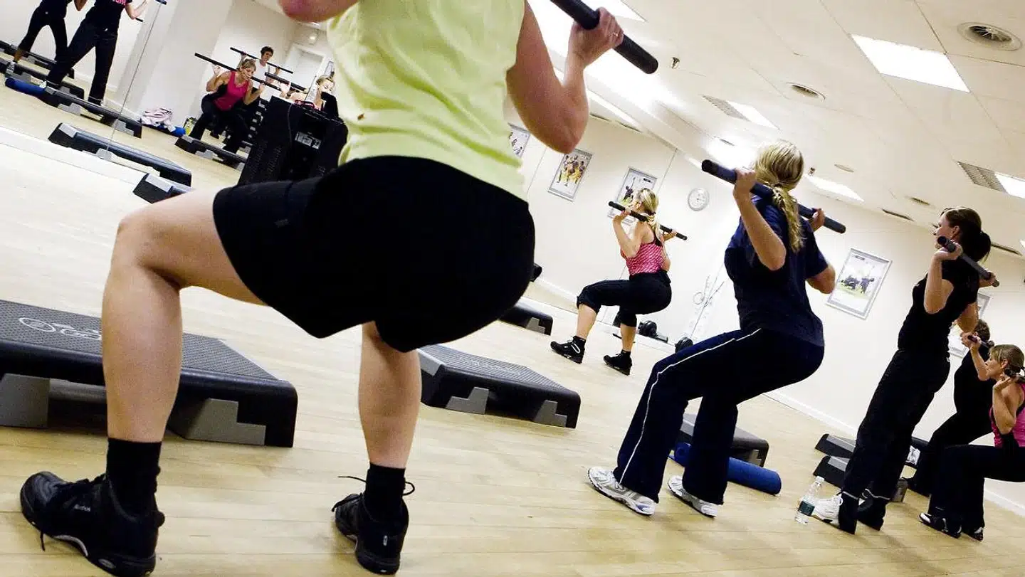 Man står tæt og tager dybe indåndinger i fitnesscentre. Det giver coronavirussen optimale betingelser for at sprede sig, siger virolog. (Arkivfoto/Scanpix)