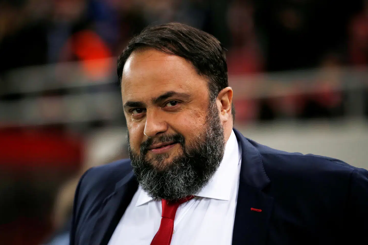 Ejeren af Olympiakos, Evangelos Marinakis, er testet positiv for det nye coronavirus, og derfor bliver onsdagens kamp mellem Manchester City og Arsenal udskudt. For to uger siden hilste Marinakis på flere fra Arsenals trup, da holdene mødtes i Europa League. (Arkivfoto). Alkis Konstantinidis/Reuters