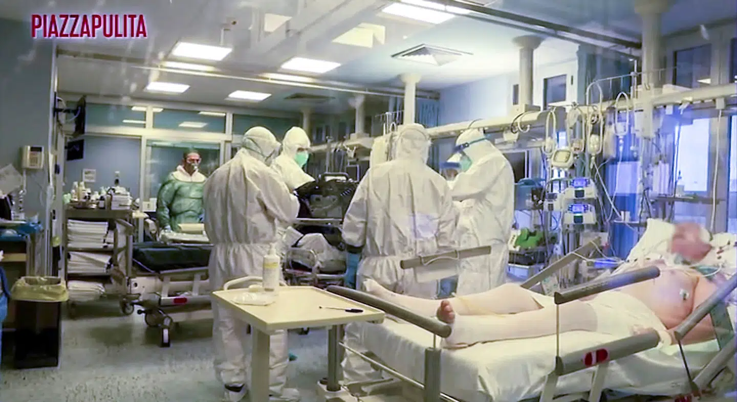Før de kan tilse en patient skal lægerne trække i det helt store udstyr.