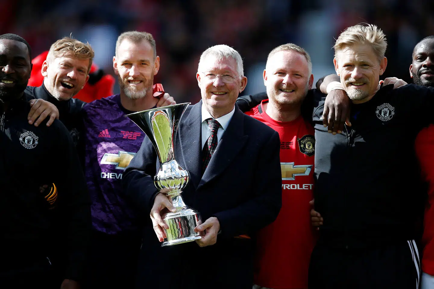 Peter Schmeichel (th) sammen med flere af holdkammeraterne i en reunion for Champions League-triumfen i 1999.