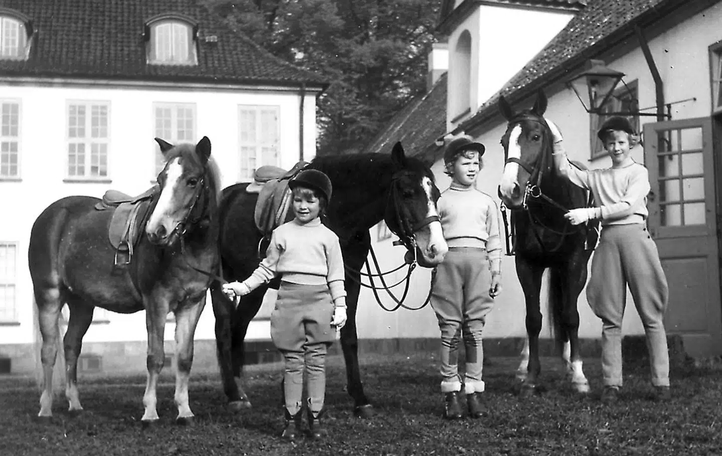 Helt tilbage i 1951 var prinsesse Benefikte og hendes to søstre ude at ride på deres ponyer på Fredensborg Slot.