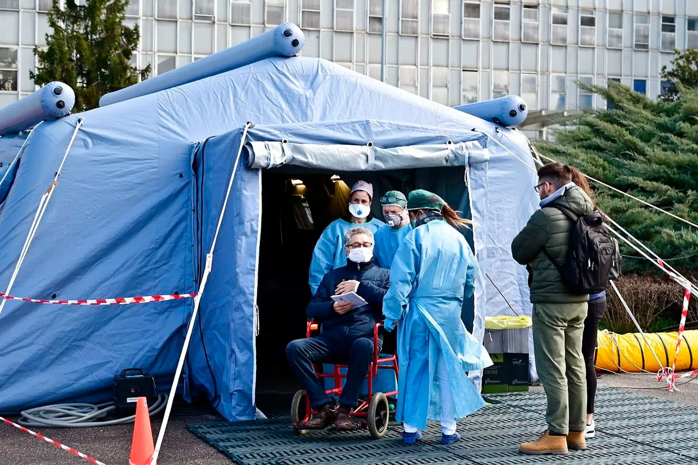 Uden for hospitalet bliver personer med symptomer på corona testet i et telt.