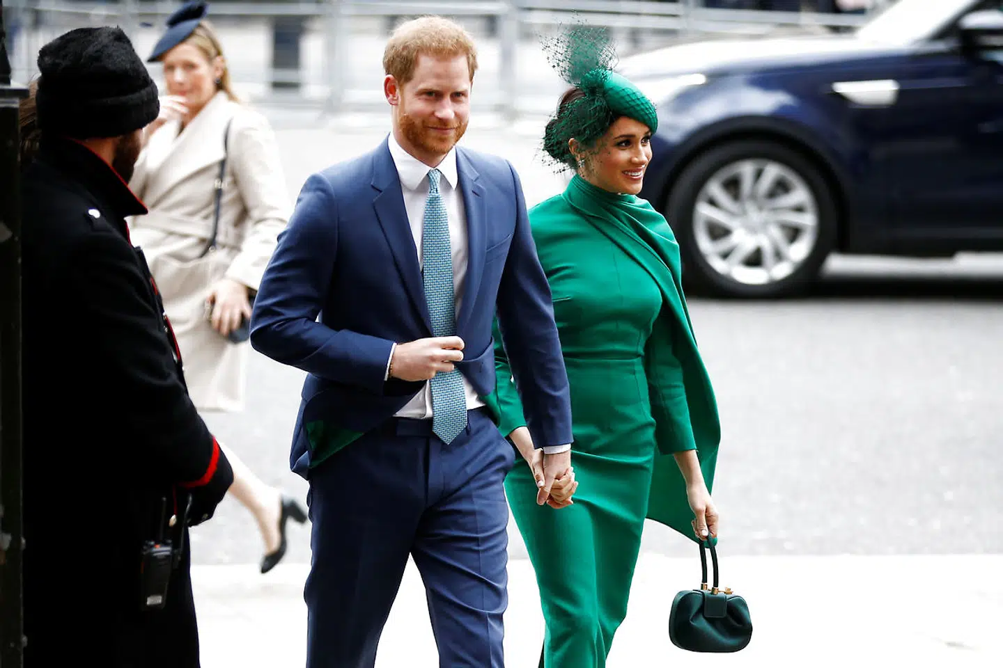 Selv om det var svært, så fandt Harry og Meghan et par smil frem ved ankomsten. Anderledes vemodige så de ud, da de forlod Westminster Abbey.